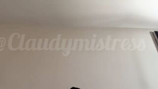 Claudia Domina - Toutou à fini par nettoyer mon jouet [Flokossama]